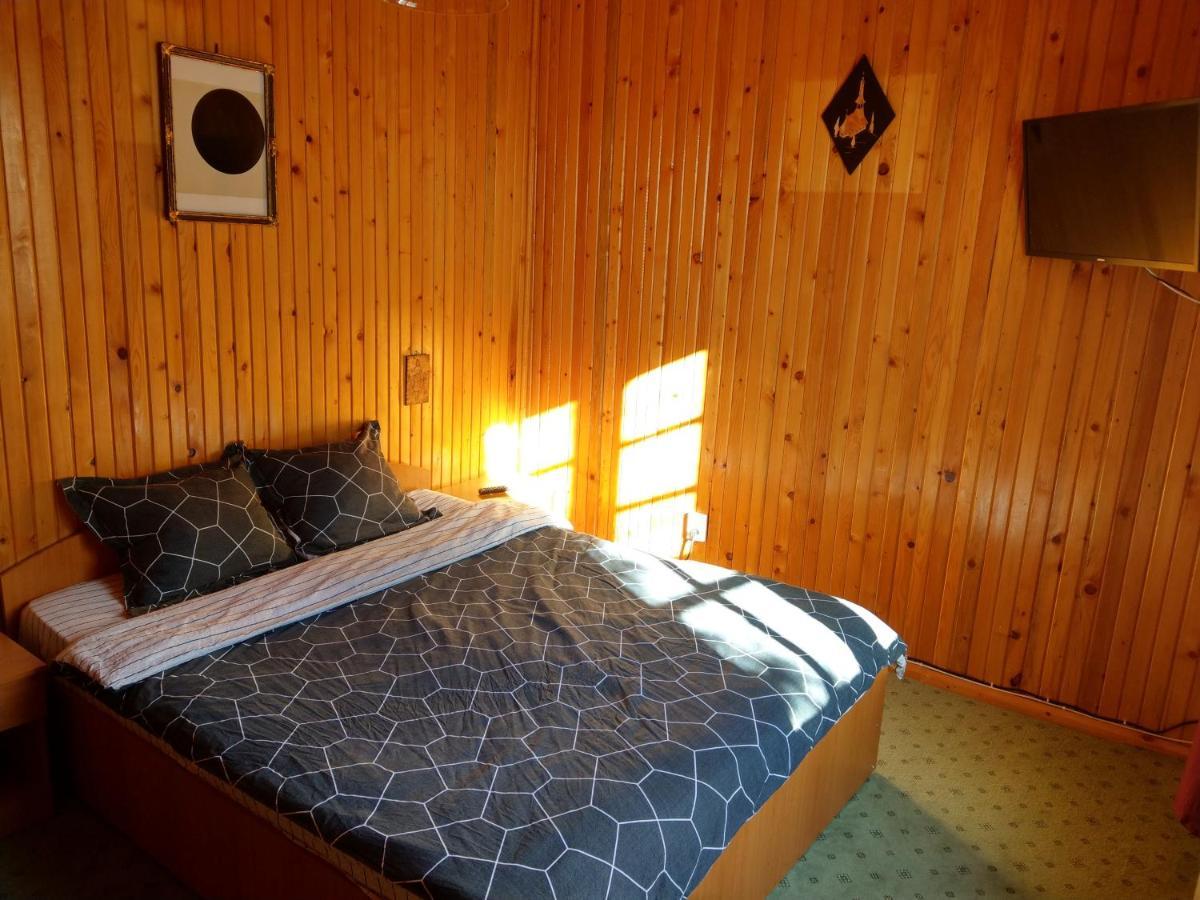 Grandpa'S Hidden Crib, 6 Bedroom, Pet Friendly Sinaia Bagian luar foto